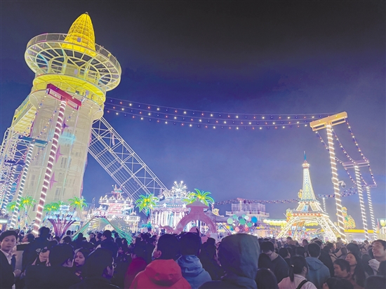 夢回開平·僑海華韻街區(qū)人頭攢動，熱鬧非凡。