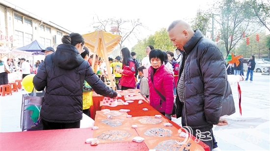 “暖心送福迎新春”公益市集活動(dòng)吸引了不少市民參與。