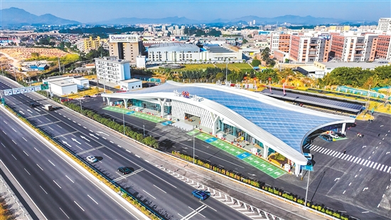 址山服務(wù)區(qū)（北區(qū)）著力打造新能源特色服務(wù)區(qū)典范。