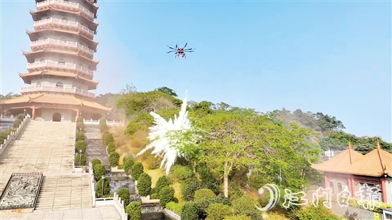 無人機精準投下一枚滅火彈，瞬間四周騰起白色霧氣，火勢得到有效控制。