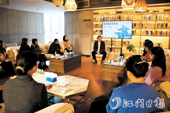 一場(chǎng)關(guān)于“音樂與素質(zhì)教育”的交流會(huì)在江海區(qū)龍溪湖閱讀中心舉行。