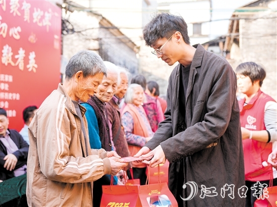 禮樂鄉(xiāng)親接收慰問金以及禮物。