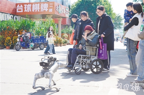 電子警犬與市民友好互動(dòng)。