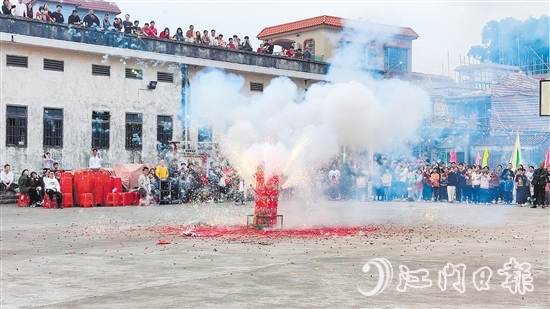 棠下鎮(zhèn)的傳統(tǒng)節(jié)慶活動搶花炮吸引了眾多村民圍觀和參與。