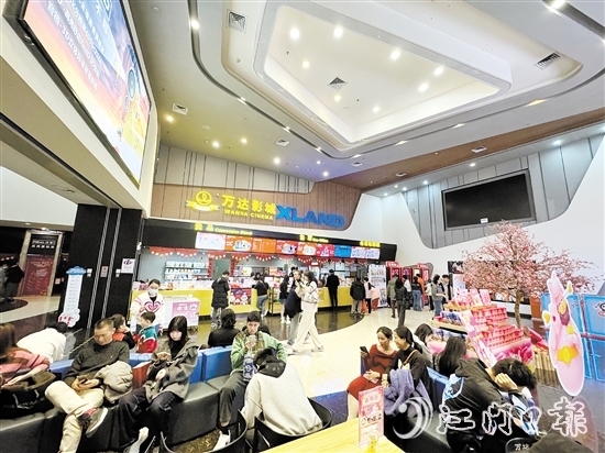 大年初二，江門萬達(dá)影城迎來許多觀影的市民。