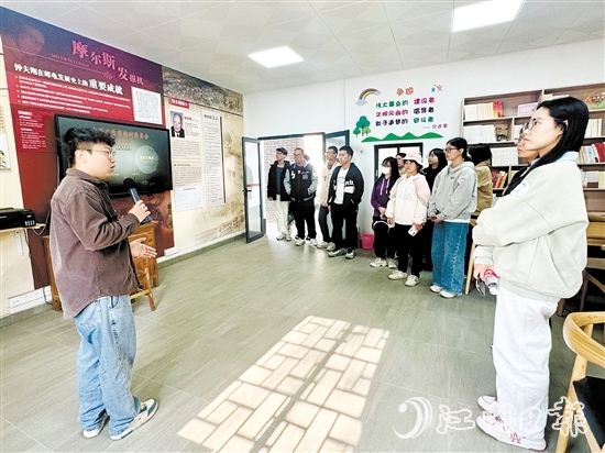 學(xué)子走訪省“百千萬工程”典型村和企業(yè)，了解家鄉(xiāng)發(fā)展情況。