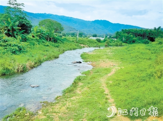 鶴城鎮(zhèn)萬(wàn)和村河灘草地露營(yíng)點(diǎn)。