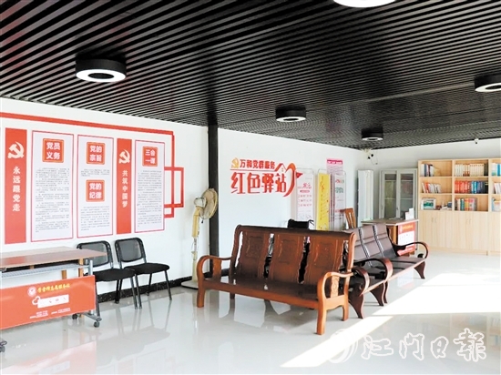 萬(wàn)和村投入約10萬(wàn)元盤活黨群服務(wù)中心閑置倉(cāng)庫(kù)，建成紅色驛站。