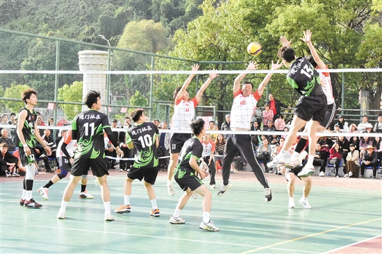 臺山市北陡鎮(zhèn)九人排球賽激情上演。