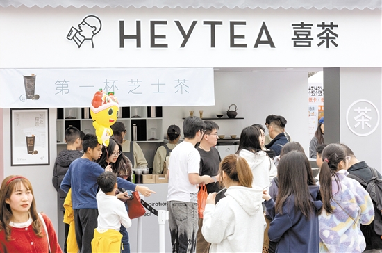 許多在啟明里游玩的游客慕名來到喜茶的店鋪，點上一杯飲品。