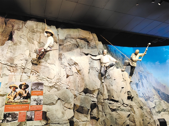 僑博館再現(xiàn)華工在美修建鐵路情景。