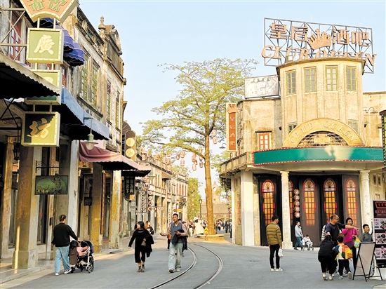 在赤坎華僑古鎮(zhèn)，游客可以漫步游覽觀賞600多座騎樓建筑。