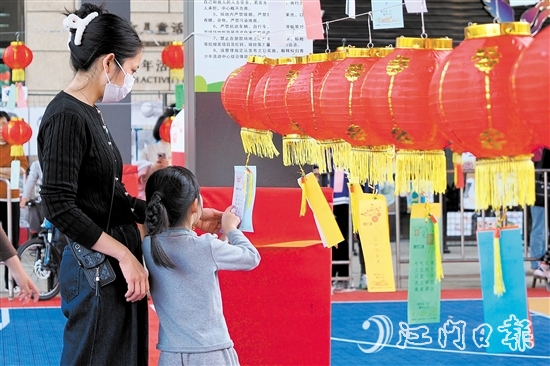 元宵節(jié)游園活動現(xiàn)場，240個火紅燈籠整齊排列，燈籠上懸掛著數(shù)張寫有謎面的紙條，吸引不少市民前來挑戰(zhàn)。