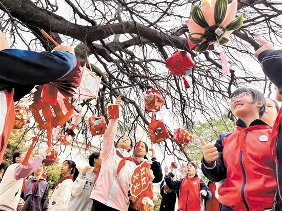 江門市怡福中學(xué)學(xué)生書寫新學(xué)期愿望，掛在校園內(nèi)的百年古樹上。