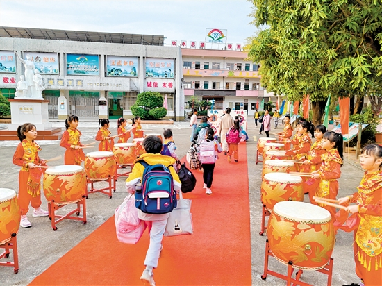 新會(huì)崖門黃沖小學(xué)以蔡李佛醒獅和鼓樂迎接學(xué)生。