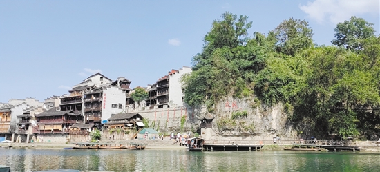 邊城茶峒群山環(huán)抱，城中有山，山中有城。