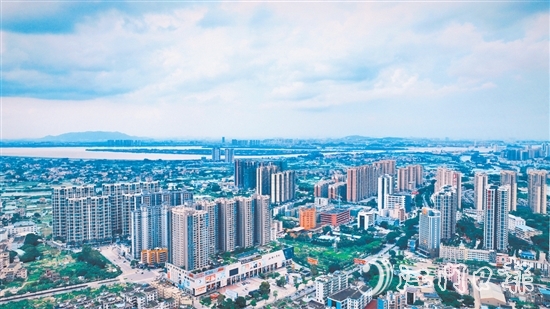 當下，在鶴山大地，“拼”的精神、“闖”的勁頭、“實”的干勁處處涌動。圖為鶴山城區(qū)。