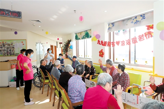 新會區(qū)養(yǎng)老中心舉辦活動，豐富老年人生活。簡家琳