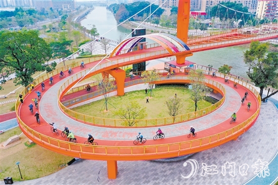 江海區(qū)城央綠廊四道貫通，適合騎行，圖為騎行車愛好者騎行在如意橋上。郭永樂
