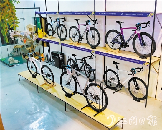 Plan.B自行車生活館內(nèi)陳列著各式各樣的自行車。劉瓊