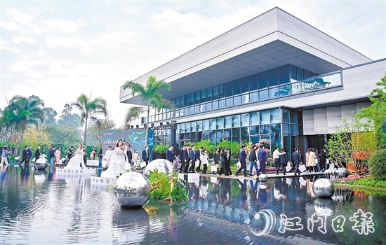 春節(jié)期間，蓬江區(qū)樓市火熱，不少人趁著假期到各大樓盤實(shí)地了解市況。