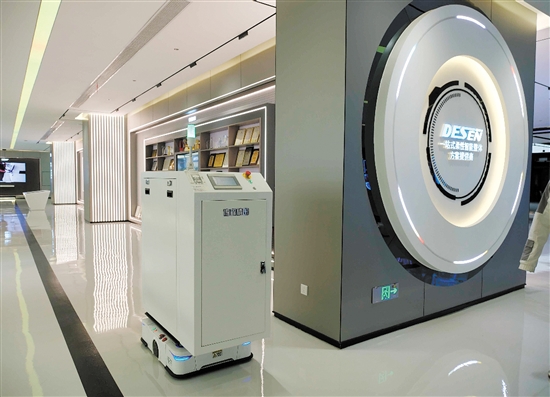 德森精密生產(chǎn)的涂覆機(jī)和全自動機(jī)器人配合作業(yè)。