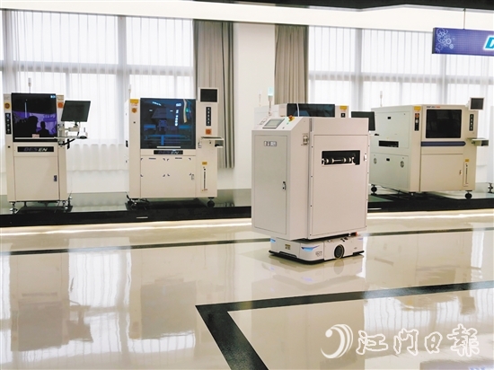 德森智能生產(chǎn)的AGV全自動(dòng)機(jī)器人正在工作。劉瓊