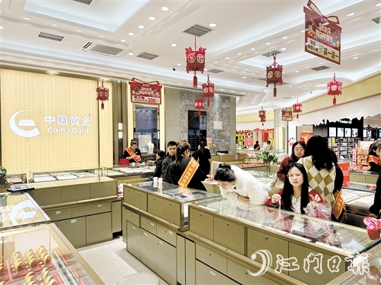 小克重黃金首飾、黃金貼片等“輕量化”產(chǎn)品受年輕消費(fèi)者青睞。