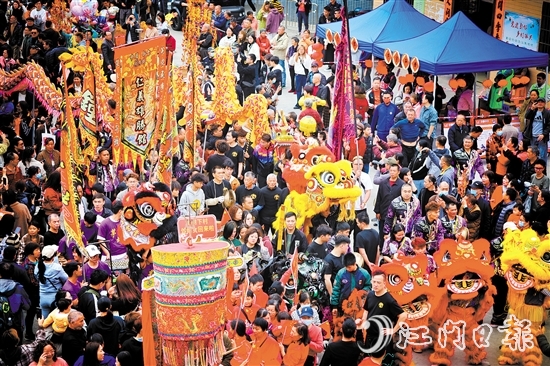 正月十六上午，小官田樟樹下村熱鬧非凡，村民們敲鑼打鼓，進(jìn)行“接炮”“還炮”等環(huán)節(jié)。