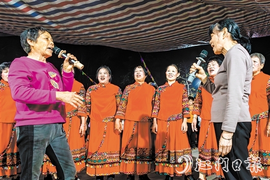 村民在花炮會(huì)上唱響《采茶歌》，詞韻精美，內(nèi)涵豐富。歐蕊榮
