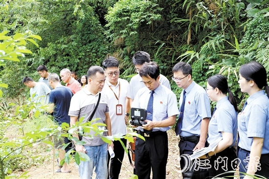 檢察干警借助無人機(jī)開展調(diào)查取證工作。