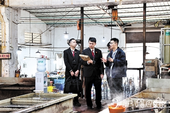 執(zhí)行干警走進(jìn)涉案企業(yè)了解生產(chǎn)情況。