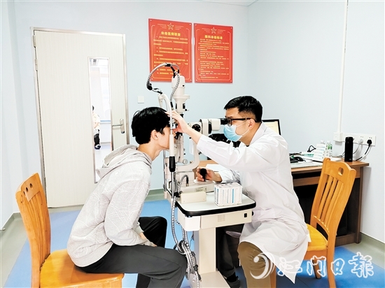 蓬江區(qū)有序組織應(yīng)征青年參加體檢。