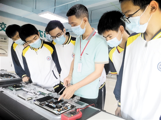 中職學(xué)校與企業(yè)深入對接，幫助學(xué)生了解第二產(chǎn)業(yè)。