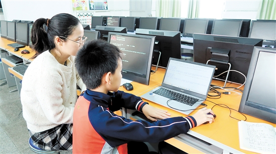 吳騏志和老師研究如何完善代碼。