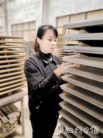 廣東鴻業(yè)家具集團(tuán)有限公司生產(chǎn)部油漆、木皮車間工人韋江祝