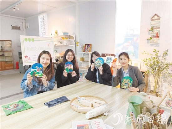 農(nóng)業(yè)銀行江門分行女職工制作陶藝手工品。