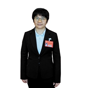 開平市人大代表，馬岡鎮(zhèn)聯(lián)岡村黨總支書記、村委會主任梁泳怡