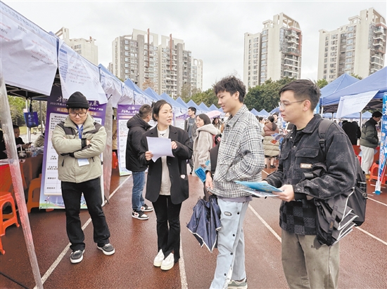 校園招聘會吸引不少高校學子前來咨詢應聘。