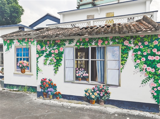 在古勞鎮(zhèn)大埠村，精美墻繪與周邊環(huán)境巧妙融合。