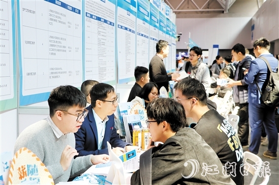 企業(yè)代表與求職者面對面交流。