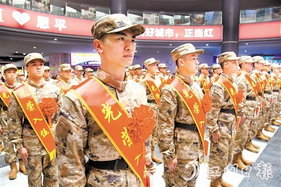 新兵奔赴軍營(yíng)開(kāi)啟新征程。