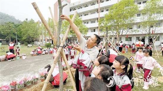 植樹(shù)后，大家在樹(shù)上掛上牌子以作紀(jì)念。