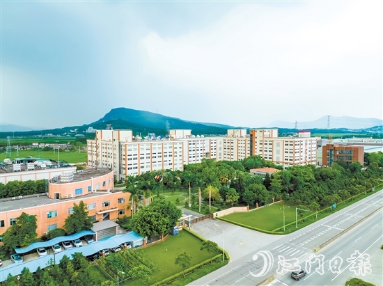 近年來(lái)，開平市構(gòu)建生物醫(yī)藥產(chǎn)業(yè)生態(tài)“強(qiáng)磁場(chǎng)”，加速了產(chǎn)業(yè)集聚。圖為位于沙塘鎮(zhèn)的開平牽牛生化制藥有限公司。