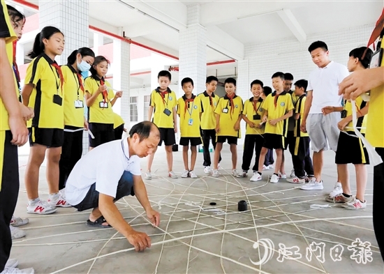 鄺活發(fā)參與“非遺進(jìn)校園”活動(dòng)，為年輕一代講解泮村燈會(huì)相關(guān)知識(shí)。