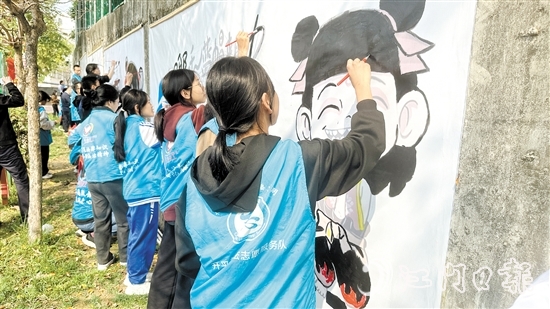 活動(dòng)現(xiàn)場(chǎng)，大家一起繪制“哪吒”主題墻畫。