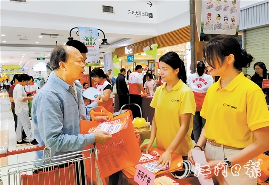 工作人員耐心解答市民疑問，大力宣傳普及消費者權(quán)益保護等有關(guān)知識。