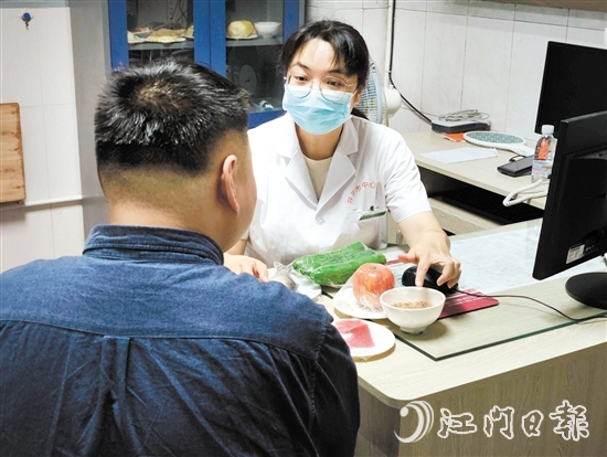 體重管理門診內(nèi)分泌科、營(yíng)養(yǎng)科區(qū)長(zhǎng)羅群芳向記者介紹食物所含熱量。