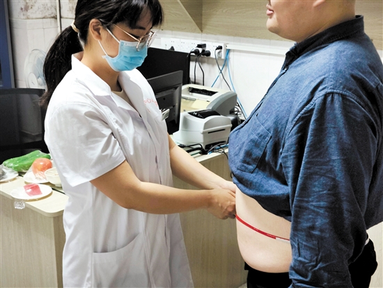 醫(yī)生為記者測量腰圍。