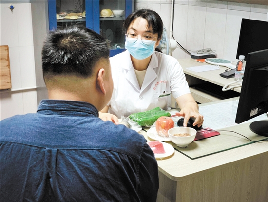 體重管理門診內分泌科、營養(yǎng)科區(qū)長羅群芳向記者介紹食物所含熱量。